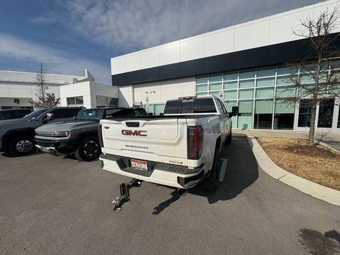Used 2024 GMC Sierra 2500 AT4 w/ AT4 Premium Plus Package image 7