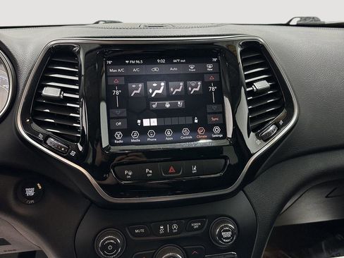 Used 2019 Jeep Cherokee Limited w/ Luxury Group AWD/4WD image 12