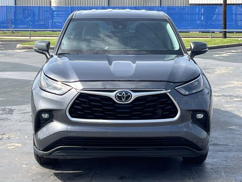 Used 2023 Toyota Highlander LE FWD image 5