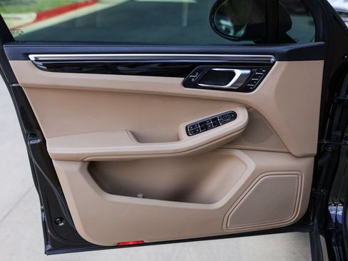 Certified 2023 Porsche Macan AWD/4WD image 31