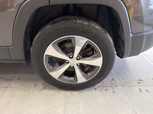 Used 2019 Jeep Cherokee Limited image 14