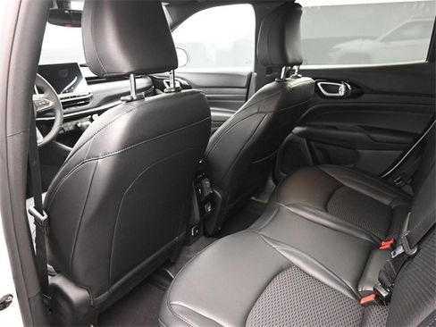 New 2026 Jeep Compass Latitude image 17