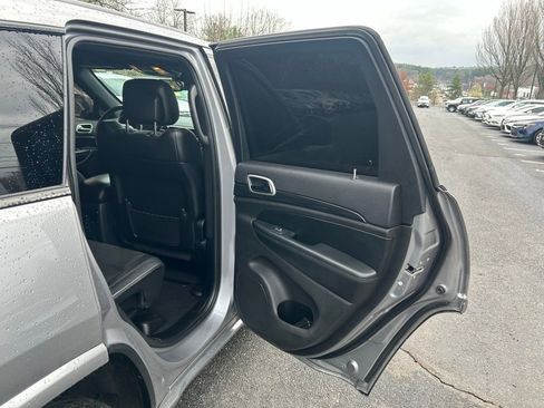 Used 2019 Jeep Grand Cherokee Altitude AWD/4WD image 23