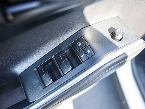 Used 2023 Toyota Highlander LE AWD/4WD image 10