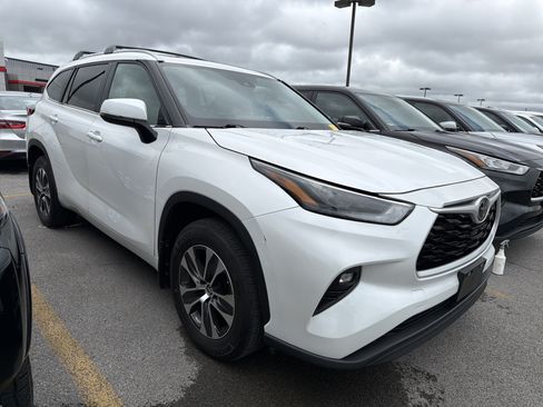 Used 2023 Toyota Highlander XLE AWD/4WD image 2