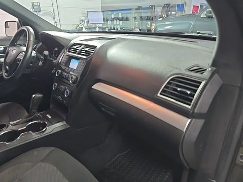 Used 2017 Ford Explorer XLT FWD image 32