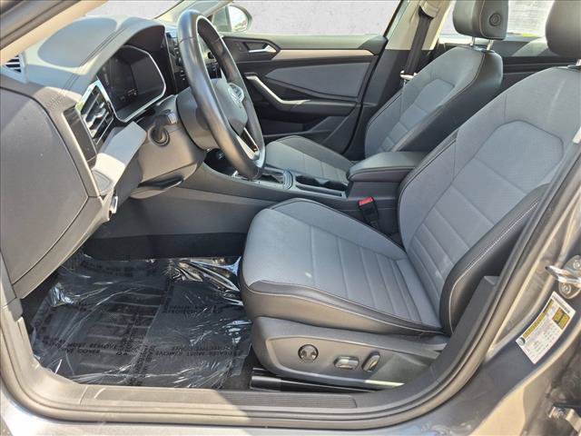 Used 2025 Volkswagen Jetta SE FWD image 17