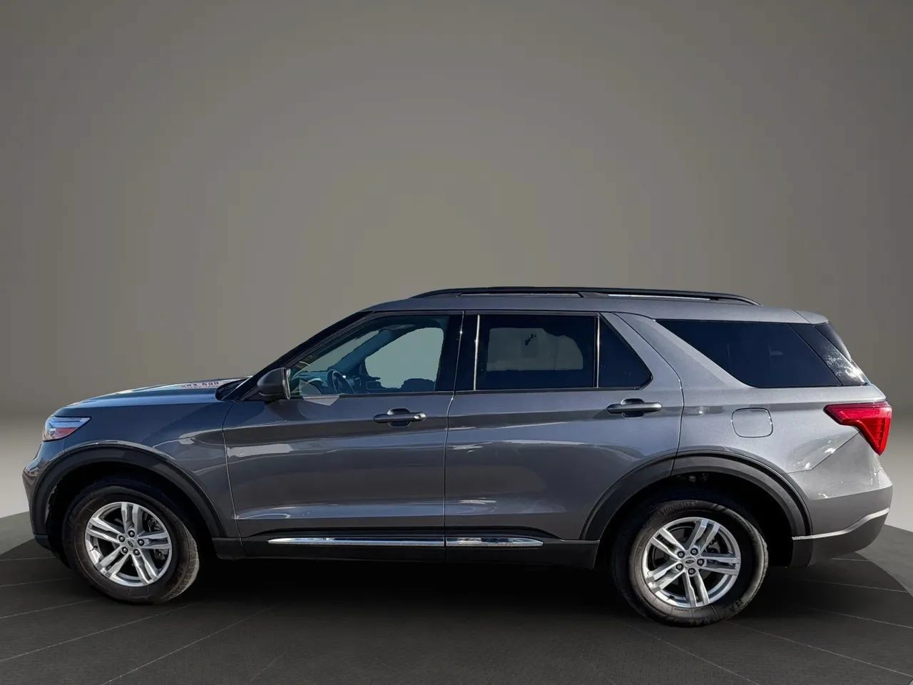Used 2021 Ford Explorer XLT w/ Equipment Group 202A AWD/4WD image 3