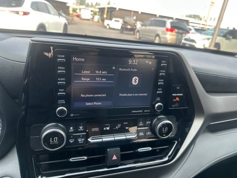 Used 2020 Toyota Highlander LE FWD image 14
