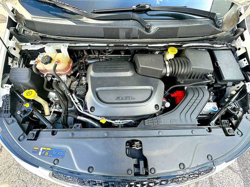 Used 2022 Chrysler Pacifica Touring-L image 17