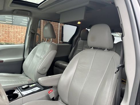 Used 2014 Toyota Sienna XLE w/ XLE Premium Package image 11