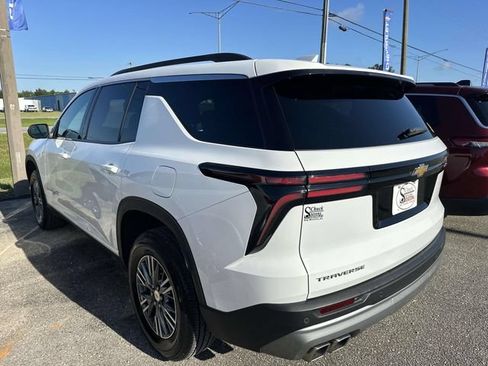 Used 2025 Chevrolet Traverse LT FWD image 17