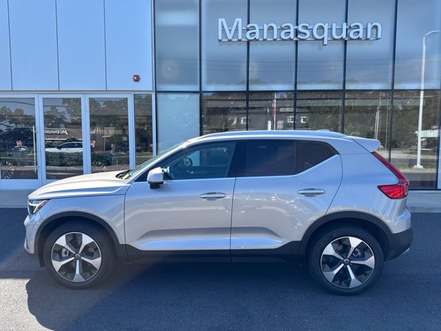 Certified 2025 Volvo XC40 B5 Plus AWD/4WD image 2
