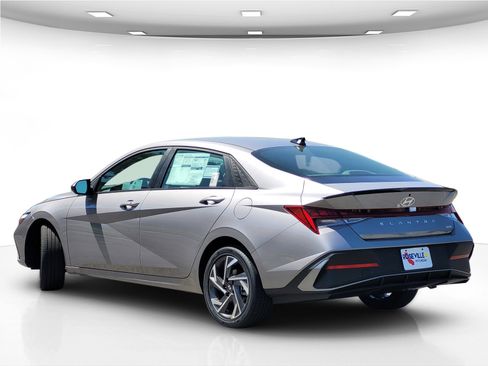 New 2025 Hyundai Elantra SEL image 5