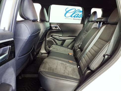 Used 2023 Mitsubishi Outlander SE image 8