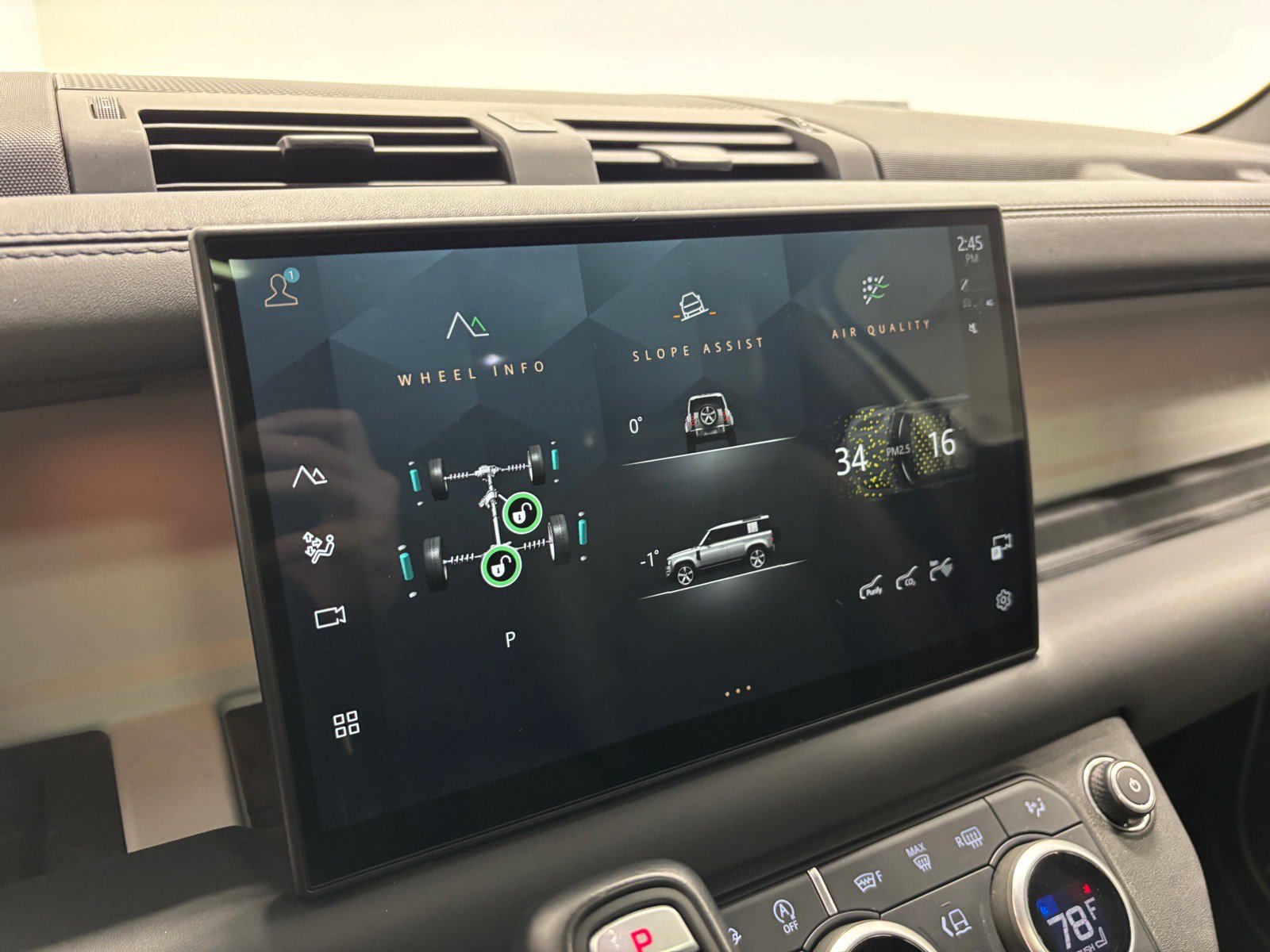 New 2025 Land Rover Defender 110 X-Dynamic SE AWD/4WD image 17