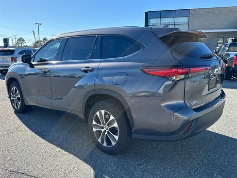 Certified 2022 Toyota Highlander XLE image 5