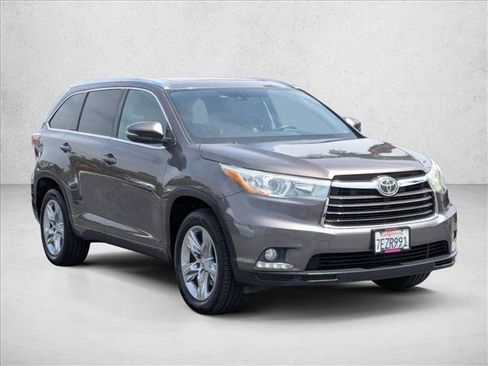 Used 2014 Toyota Highlander Limited Platinum FWD image 3