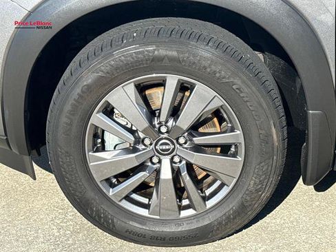 Certified 2025 Nissan Pathfinder SV FWD image 4