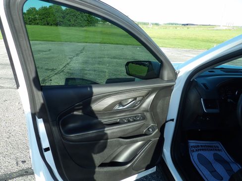 Used 2022 GMC Terrain SLE w/ Driver Convenience Package FWD image 12