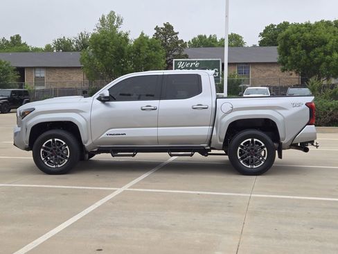 Used 2024 Toyota Tacoma TRD Sport AWD/4WD image 4