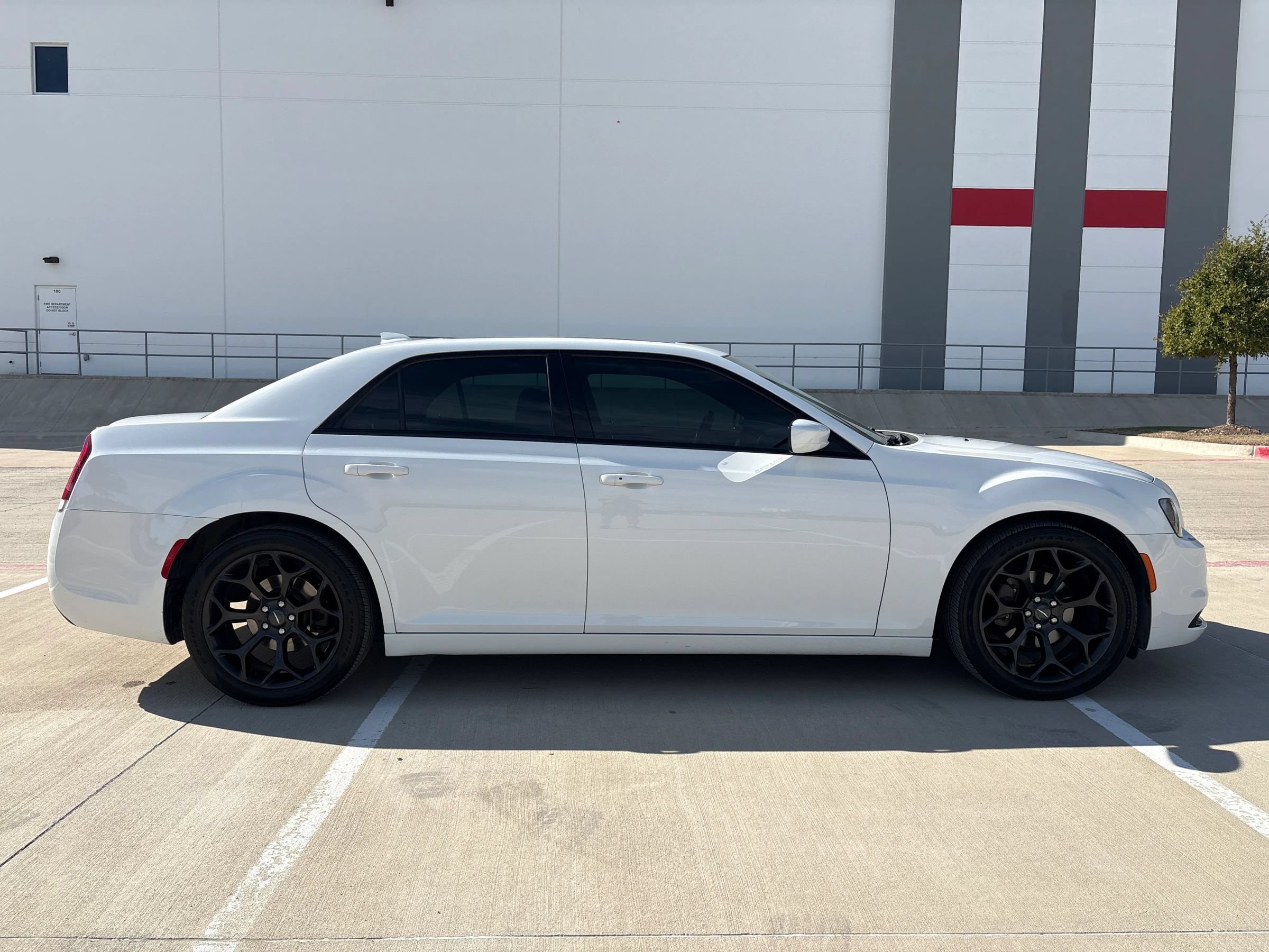 Used 2019 Chrysler 300 S RWD image 3