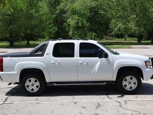 Used 2012 Chevrolet Avalanche LT w/ Suspension Package, Off-Road AWD/4WD image 4
