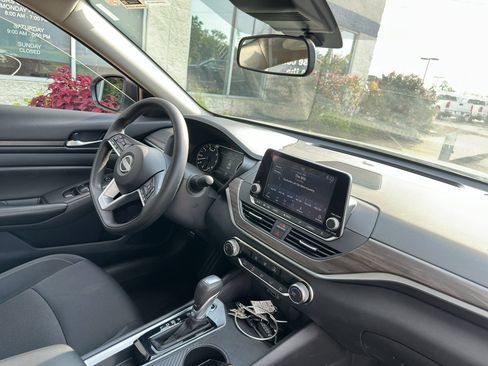 Used 2025 Nissan Altima 2.5 SV FWD image 11