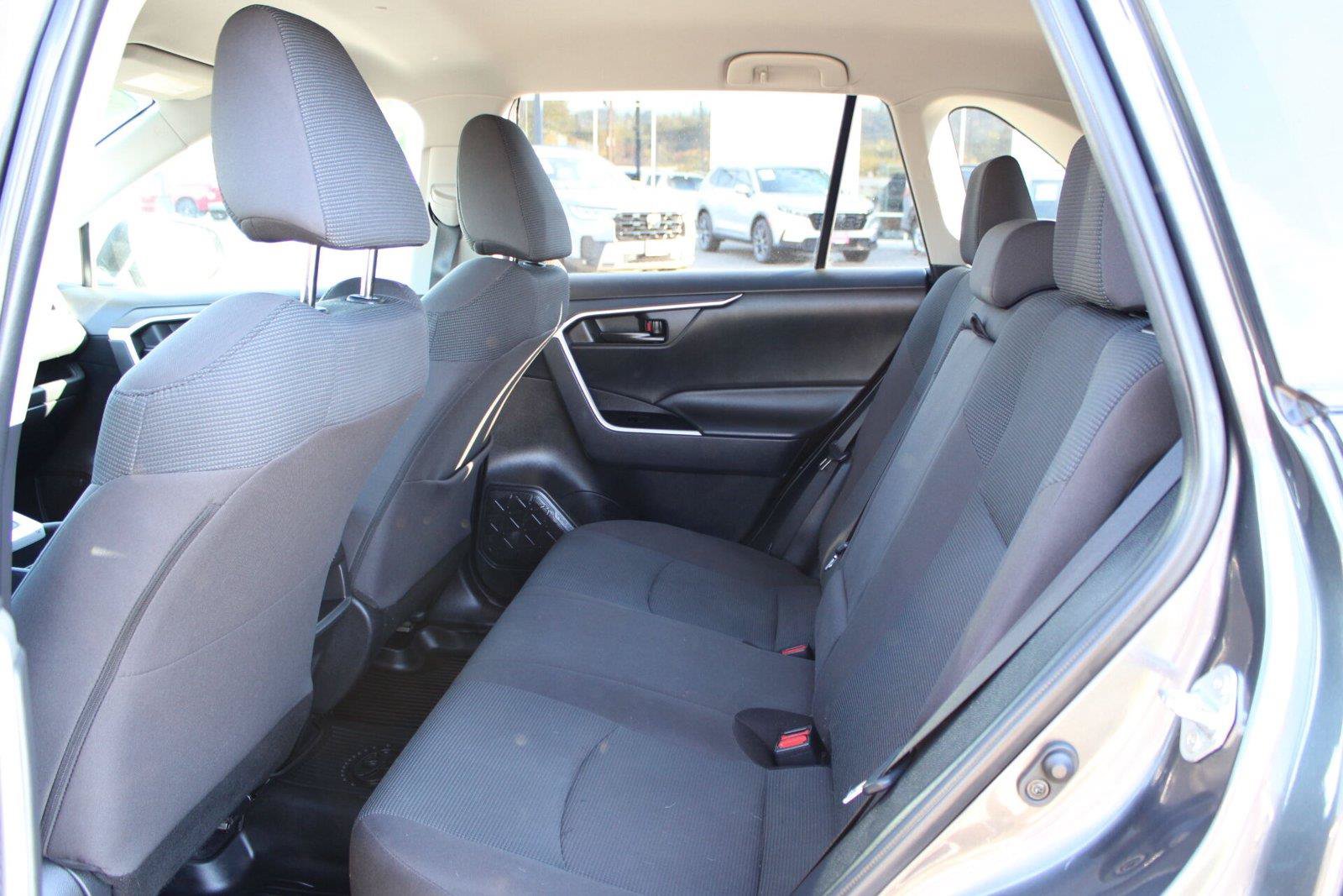 Used 2021 Toyota RAV4 LE AWD/4WD image 16