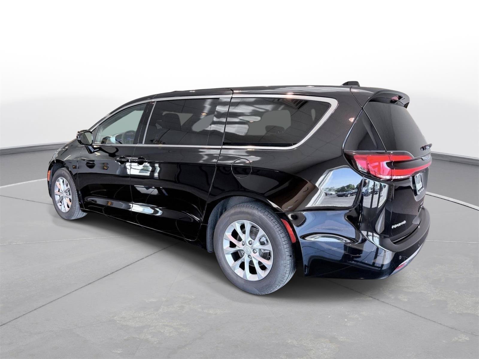 Used 2026 Chrysler Pacifica Limited FWD image 11