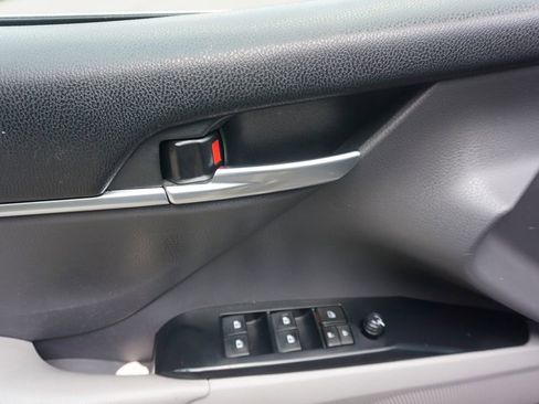 Used 2018 Toyota Camry LE FWD image 3