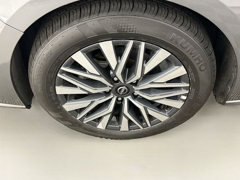 Used 2025 Nissan Altima 2.5 SV FWD image 11