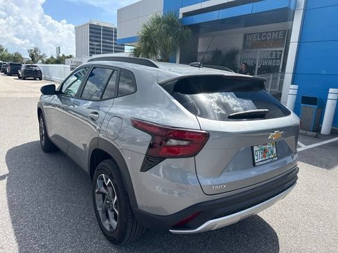 Used 2025 Chevrolet Trax LT FWD image 8