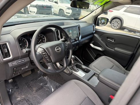 Used 2025 Nissan Frontier SV RWD image 11
