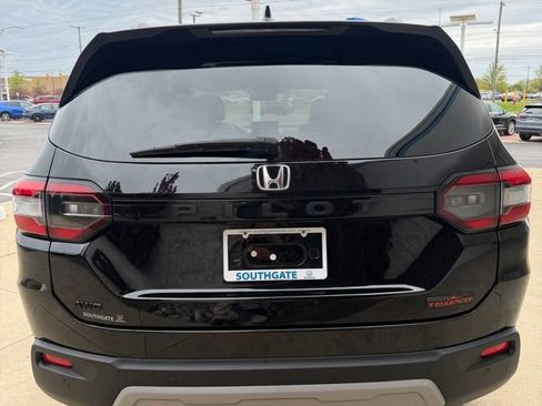 Certified 2025 Honda Pilot TrailSport image 4