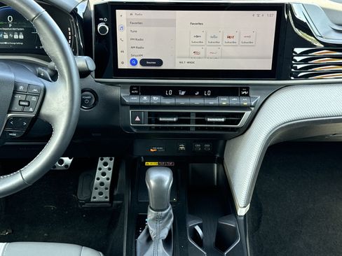 Used 2025 Toyota Camry SE w/ Multimedia Upgrade Package image 28