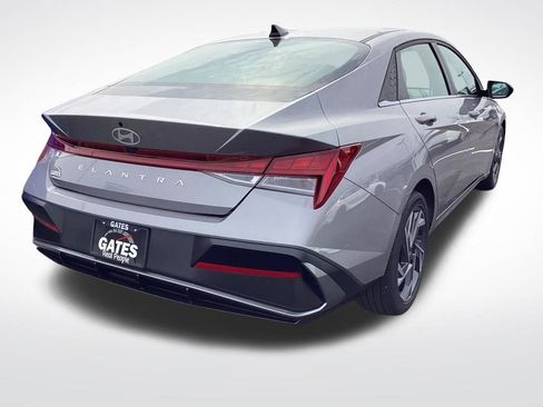 Used 2025 Hyundai Elantra SEL image 9