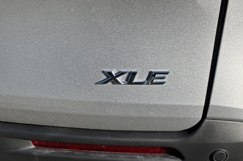 Certified 2025 Toyota Sienna XLE FWD image 28