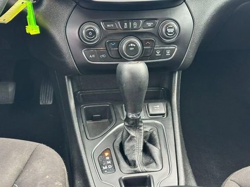 Used 2021 Jeep Cherokee Latitude image 14