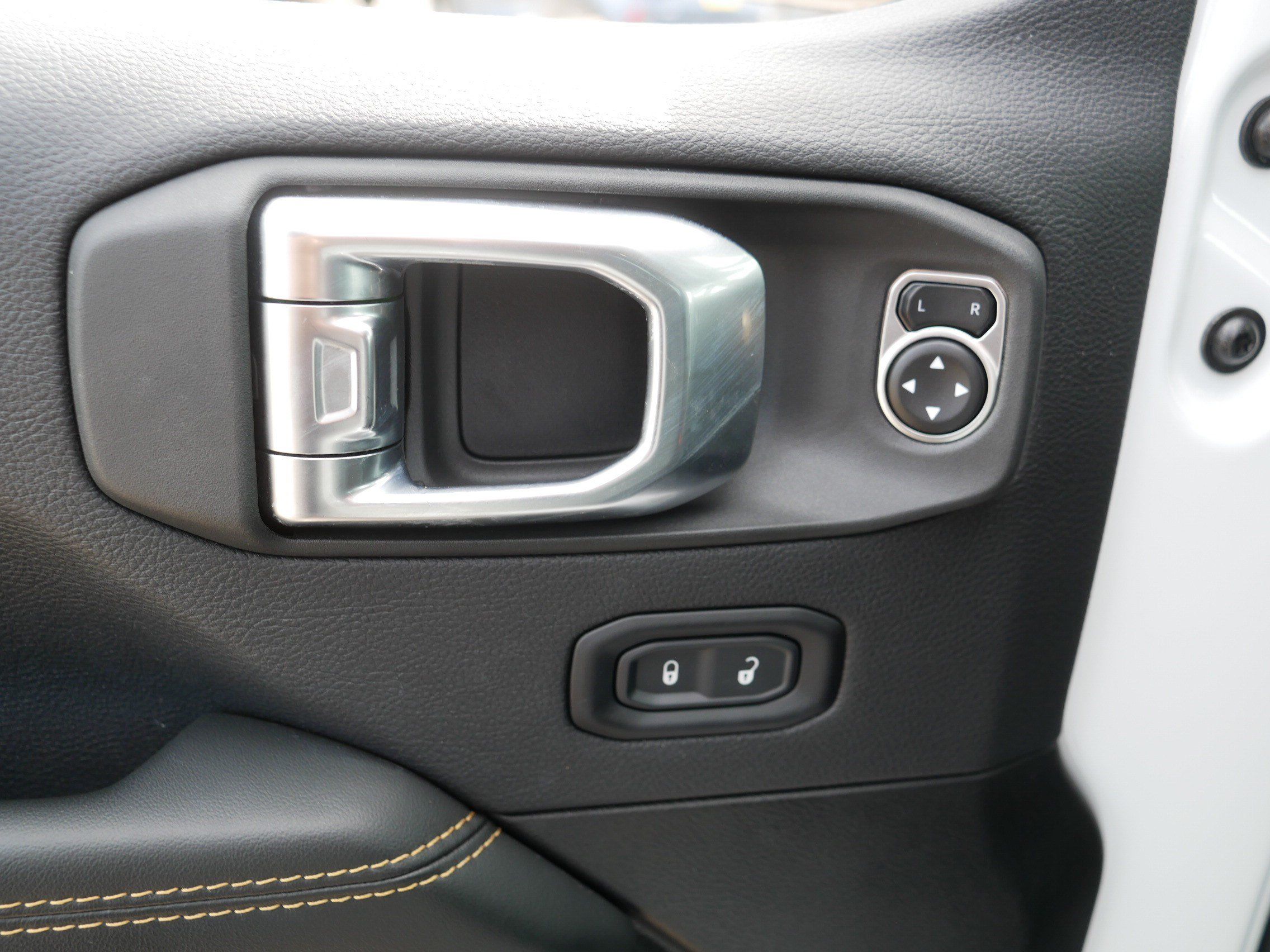 Used 2025 Jeep Wrangler Unlimited Sahara w/ Safety Group AWD/4WD image 19