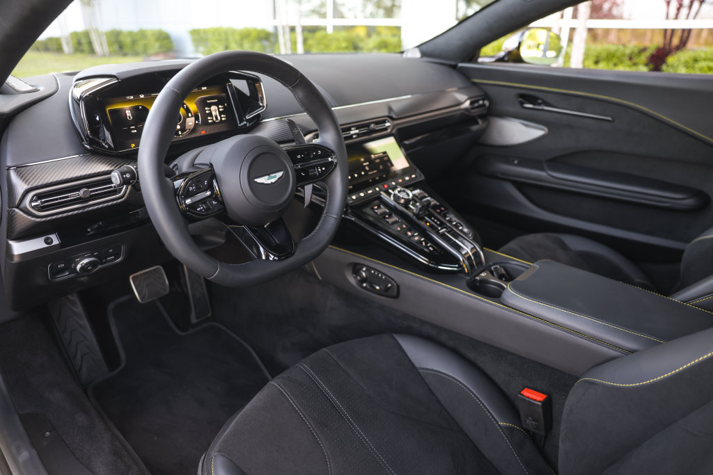 Used 2025 Aston Martin V8 Vantage Coupe RWD image 27