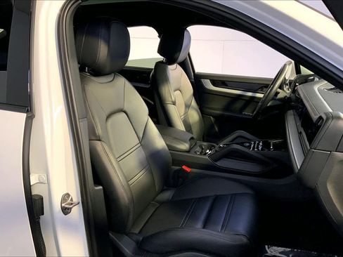 Used 2024 Porsche Cayenne Coupe image 18