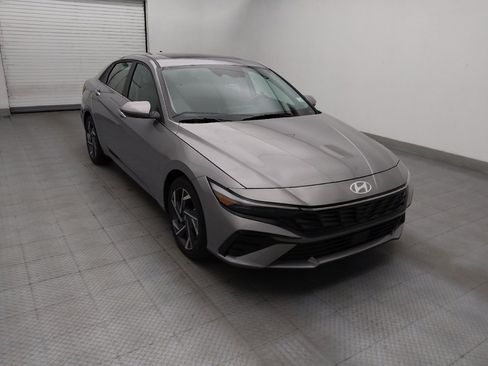 Used 2025 Hyundai Elantra SEL FWD image 13