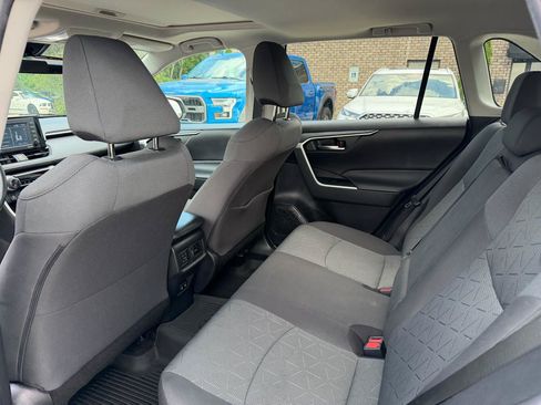 Used 2021 Toyota RAV4 XLE w/ Convenience Package FWD image 14