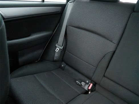 Used 2017 Subaru Outback 2.5i Premium image 12