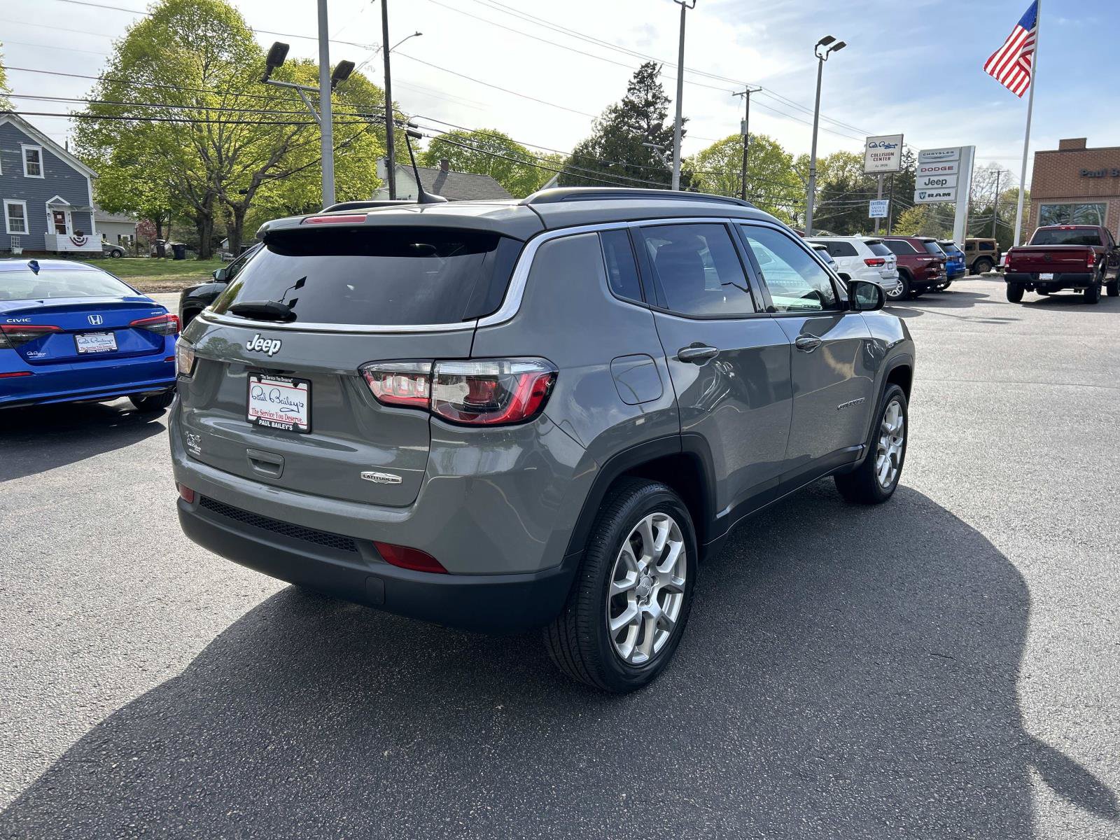 Used 2023 Jeep Compass Latitude w/ Sun and Sound Group AWD/4WD image 5