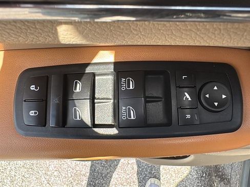 Used 2014 Jeep Grand Cherokee Limited w/ Luxury Group II image 17