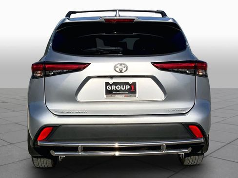 Used 2022 Toyota Highlander XLE AWD/4WD image 5