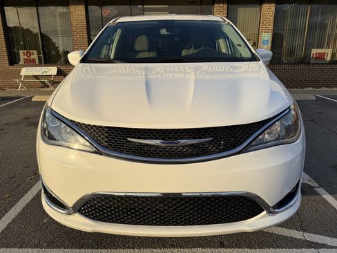 Used 2020 Chrysler Pacifica Touring w/ Tire & Wheel Group image 2