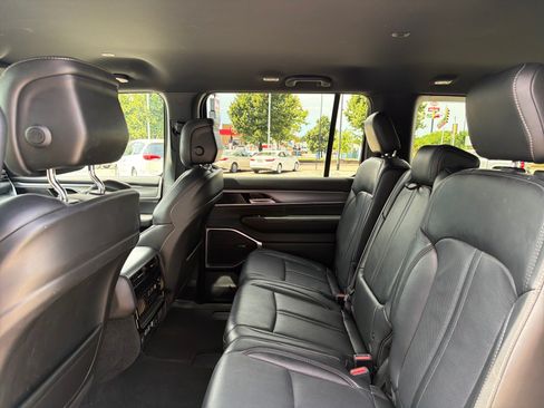 Used 2025 Jeep Wagoneer L Series II w/ 8-pass Seating Package AWD/4WD image 26